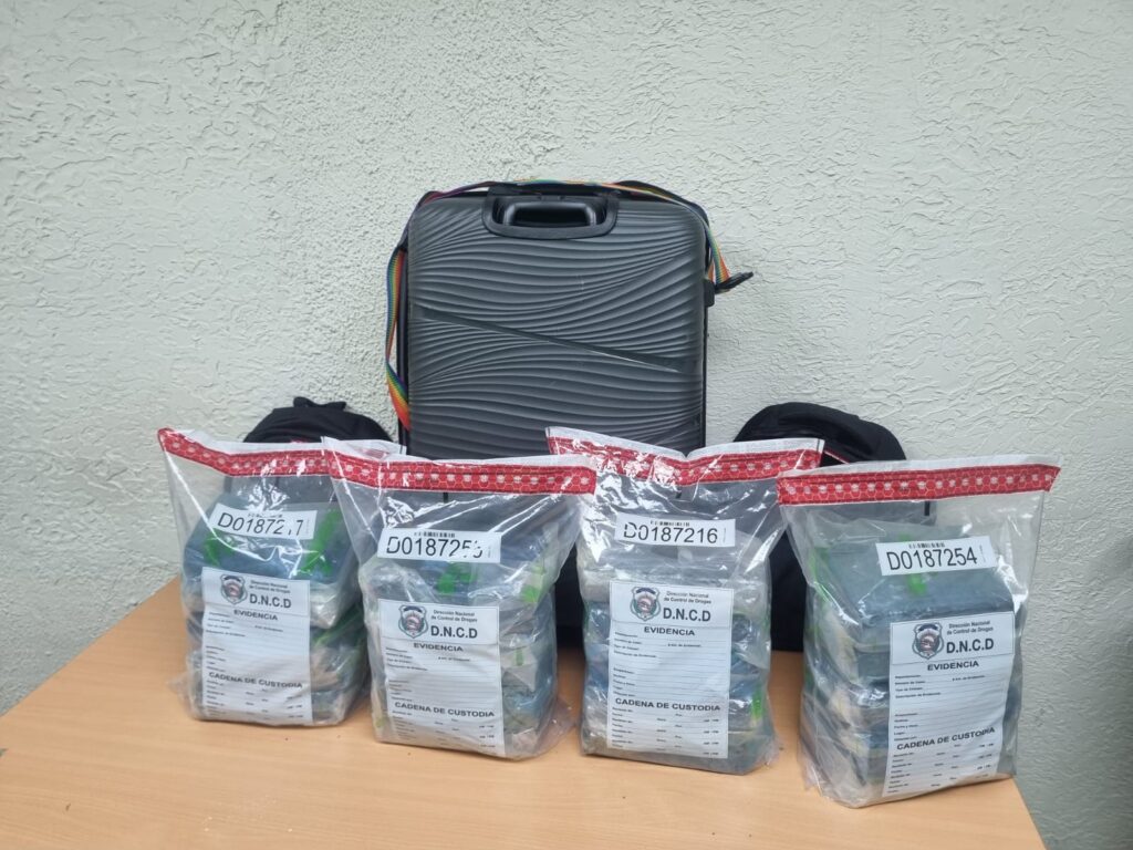 Detienen hombre vinculado a decomiso de 20 paquetes de cocaína