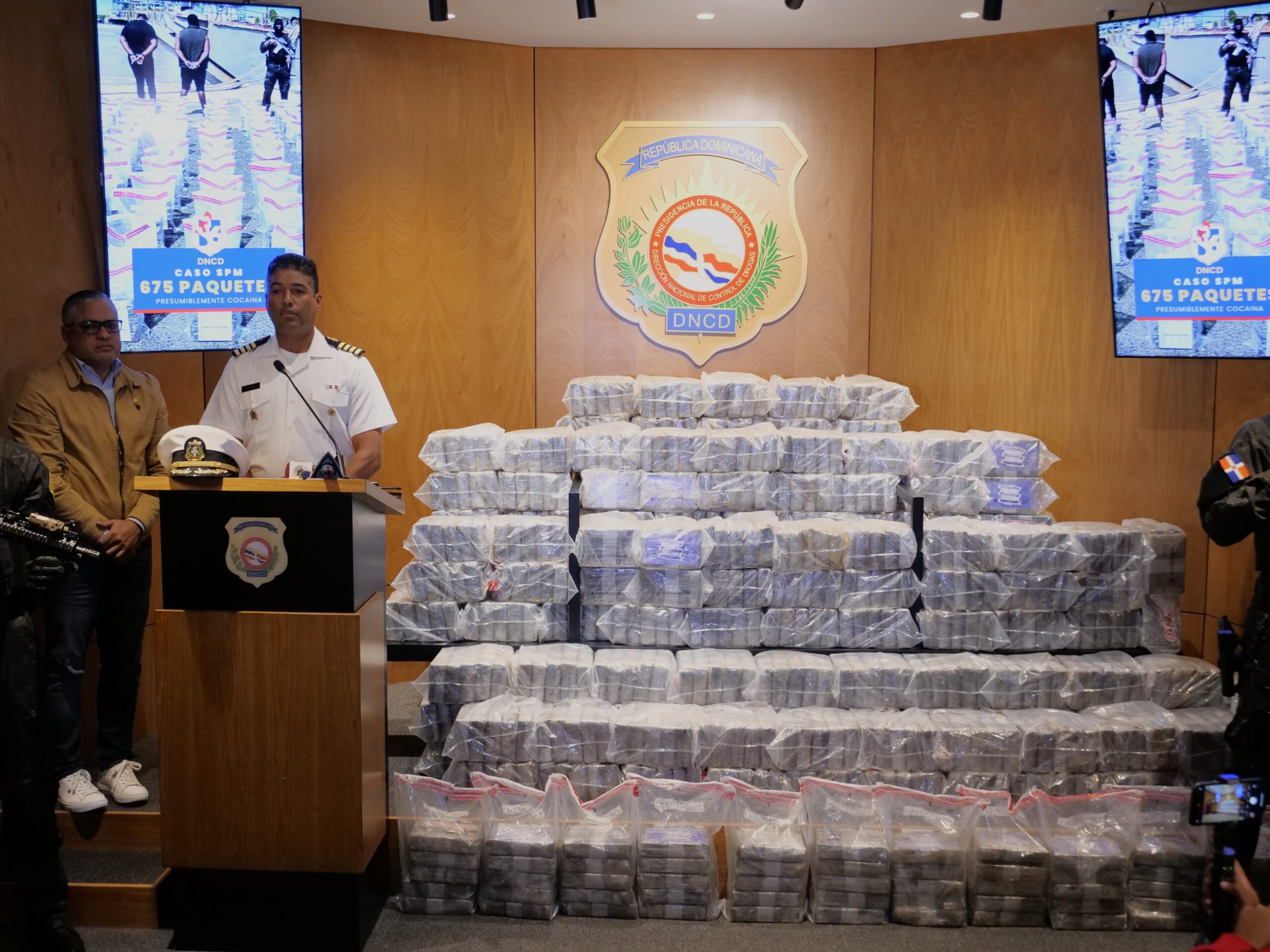 Atrapan lancha con 675 paquetes presumiblemente cocaína en San Pedro de Macorís
