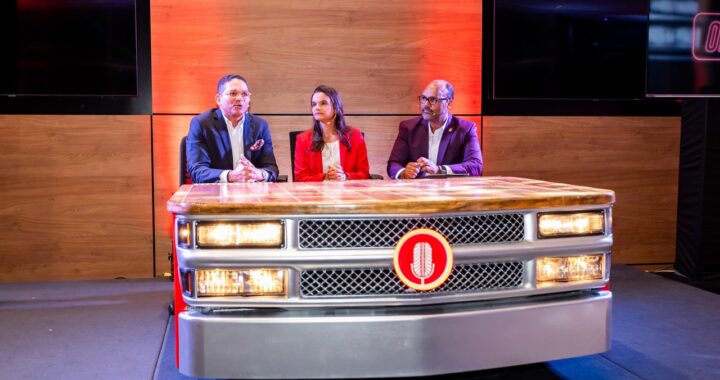 Santo Domingo Motors presenta tercera temporada del podcast «La Camioneta Roja»