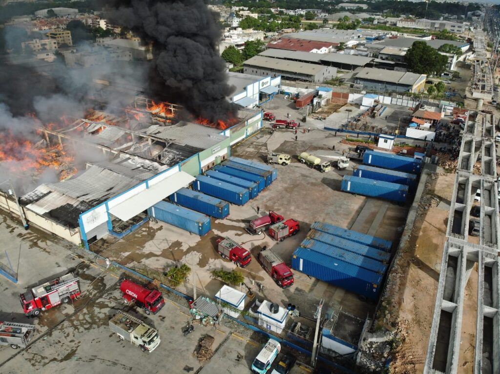 Se registra incendio en la Autopista Duarte