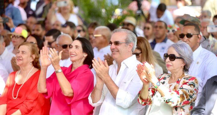 Presidente Luis Abinader y primera dama Raquel Arbaje, padrinos del festival de las flores