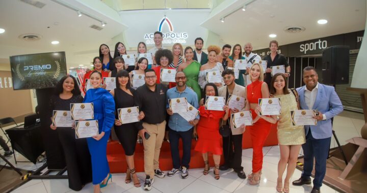 Realizan ceremonia de entrega de certificados a nominados de Premios La Flor 2024