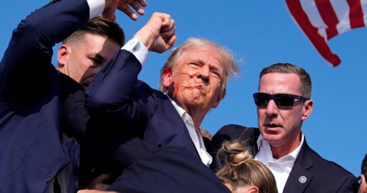 Hieren de bala a Donald Trump durante acto de campaña