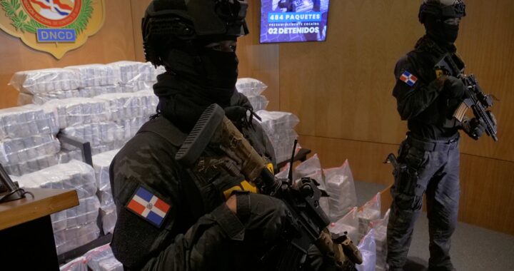 Atrapan dos hombres con cargamento de 484 paquetes de sustancias ilícitas, en la Altagracia