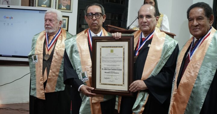 Academia de Ciencias inviste como miembro de Número al jurista Julio César Castaños Guzmán