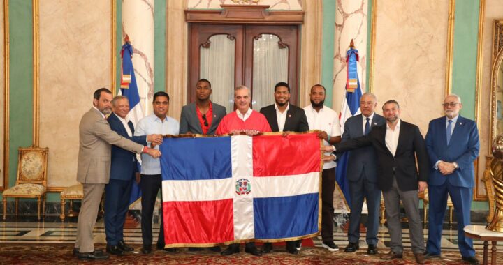 Bandera en mano y bates listos: Abinader despide a los Leones rumbo a la Serie del Caribe