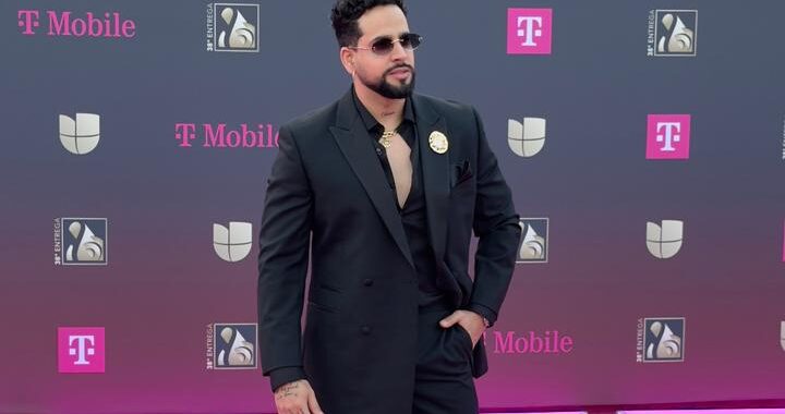 Salsero Lemar dijo presente en la alfombra de Premio Lo Nuestro