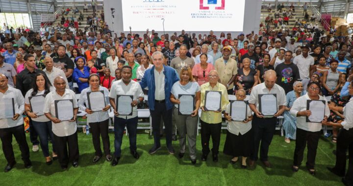 Abinader entrega primeros títulos de propiedad de la parcela 1-B de Los Guandules, en Nuevo Domingo Savio