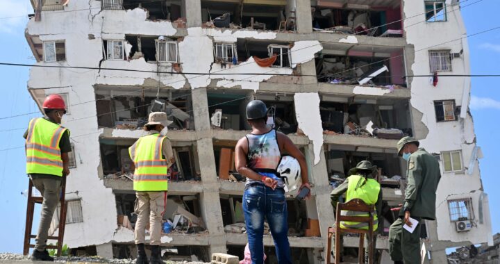 A un mes del sismo en Venezuela, rescatistas logran sacar con vida a dos personas de entre los escombros