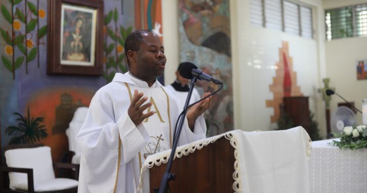 Denuncian que sacerdote fue detenido por Migración pese a presentar documentos legales