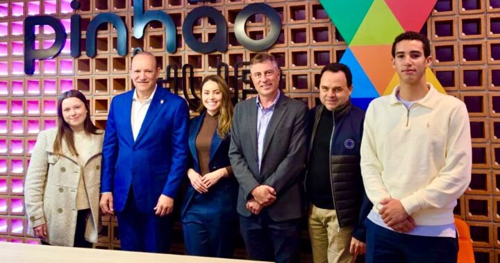 Ulises Rodríguez fortalece cooperación en innovación con la ciudad latinoamericana reconocida como Comunidad Inteligente del Año para seguir transformando Santiago