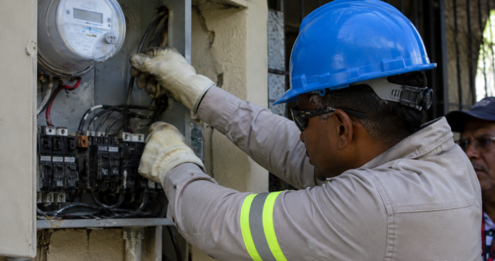 Condenan a tres años de prisión a hombre por fraude eléctrico en Santo Domingo Oeste