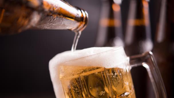 ¡Hoy se arma el coro! Dominicanos celebran el Día Internacional de la Cerveza